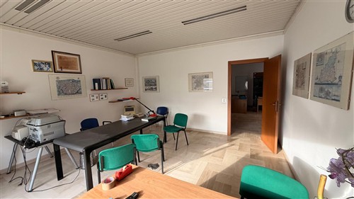 Locale Angolare, Ottima Visibilit&agrave;, 2 vetrine, Ideale Come Studio.